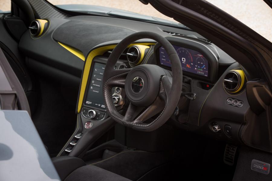 Интерьер McLaren 720S Coupe 2017 года  (UK) (фото 16 из 45)